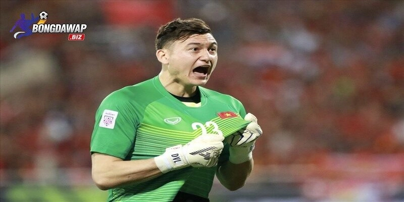 Đặng Văn Lâm tập trung cao độ trong buổi tập trước trận đấu với Nepal – biểu tượng của kinh nghiệm và sự ổn định.