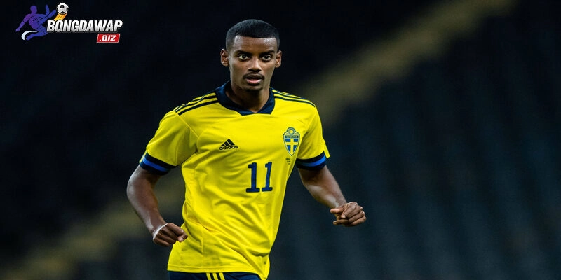 Alexander Isak ôm đầu tiếc nuối sau pha bỏ lỡ cơ hội vàng trong hiệp hai