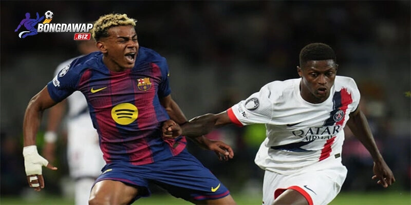 Lamine Yamal rê bóng kỹ thuật giữa vòng vây 5 cầu thủ PSG – minh chứng cho tài năng thiên bẩm nhưng cũng cho thấy anh đang phải “một mình gánh đội”.