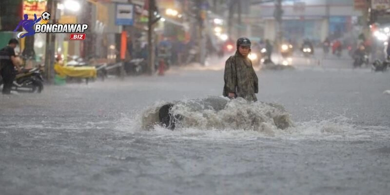 Các cầu thủ Nepal phòng ngự tập trung, tận dụng lợi thế từ điều kiện mưa lớn.